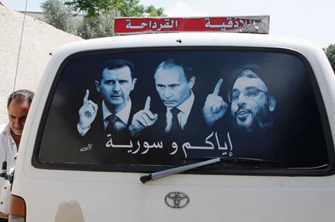 Постер на такси в Латакии - президент Сирии Башар аль Асад, президент России Владимир Путин и глава Хезболлы Хасан Насралла